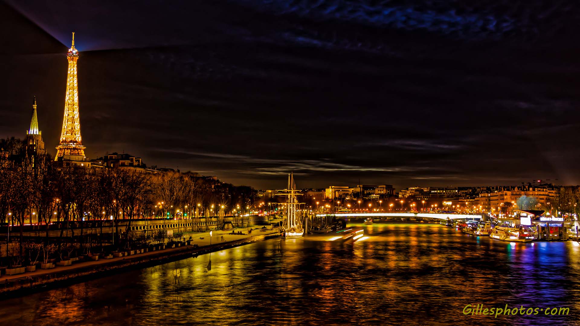 Vue de la tour Eiffel  la nuit depuis le les berges de la Seine 